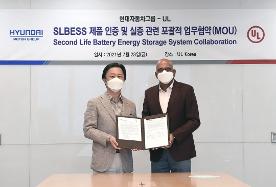 현대차그룹은 최근 글로벌 안전인증 기업 UL과 SLBESS제품 인증 및 실증 관련 포괄적 업무협약(MOU)을 체결했다고 25일 밝혔다. 사진은 서울 강남구 UL코리아에서 진행된 체결식에서 지영조(왼쪽부터)현대차그룹 이노베이션담당 사장과 사지브 제수다스(Sajeev Jesudas)UL 커머셜 총괄  사장이 기념촬영을 하고 있는 모습. <현대차그룹 제공>